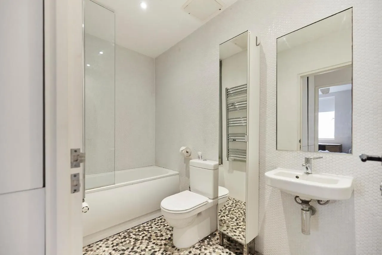 ロンドンThe Southwark Wonder - Charming 1Bdr Flat With Patioアパートメント ロンドン